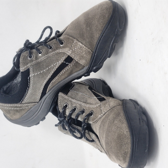 G.H. Bass & Co. FELIX 11 Gray a Black Athletic Shoes with Suede Finish SIZE 9.5 - Picture 1 of 15